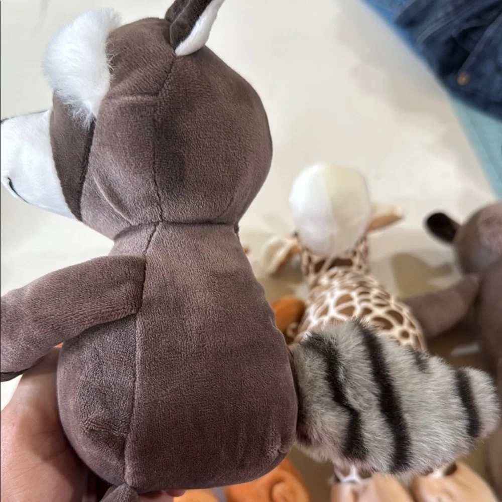 Beautiful stuffed animals ideal for jungle decoration measure between 8-10 in.